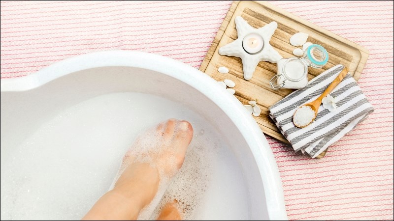 Luân phiên ngâm chân với nước nóng - nước lạnh để thuyên giảm triệu chứng lạnh tay chân