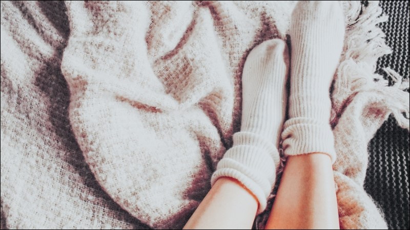 Giữ ấm cơ thể bằng cách mang bao tay, vớ 
