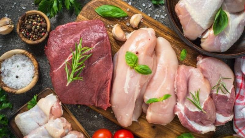 Bạn nên hạn chế tiêu thụ thịt bò, thịt gà, vịt để giúp vết xăm lành nhanh và lên màu đẹp hơn