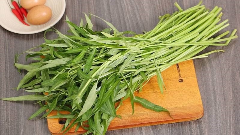 Sau khi xăm không nên ăn rau muống để tránh vết xăm bị viêm nhiễm và hình thành sẹo