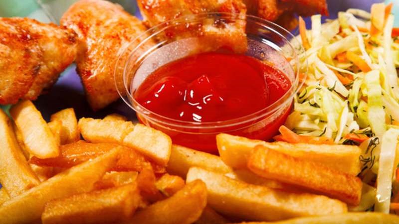 Thực phẩm nhiều dầu mỡ kích thích dầu ở tuyến bã nhờn khiến viêm da trở nên trầm trọng hơn