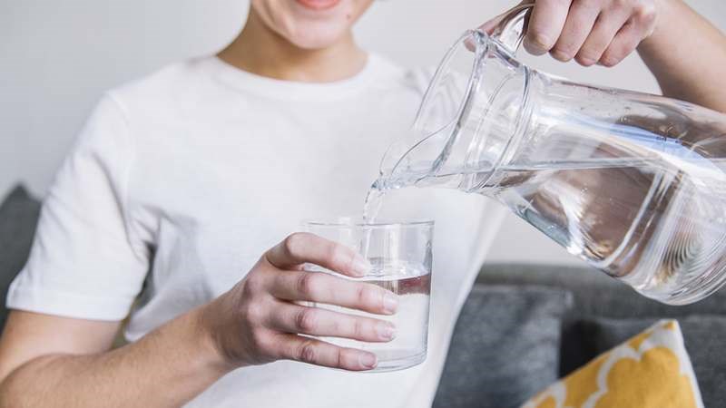 Bạn nên uống đủ ít nhất 2 lít nước mỗi ngày để duy trì độ ẩm cần thiết cho da, giúp da luôn mềm mịn