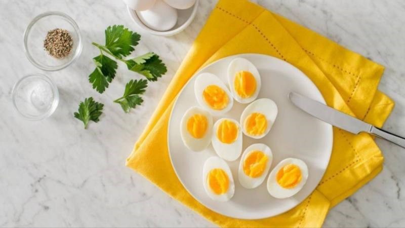 Trứng là nguyên nhân có thể dẫn đến các vết sẹo loang trắng, không đều màu
