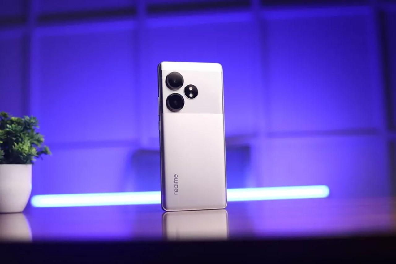 realme GT 6T được thiết kế dựa trên bộ khung vuông cứng cáp. Nguồn: FossBytes.