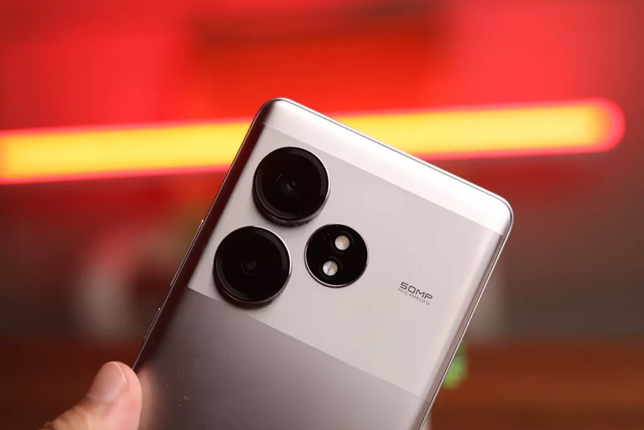 Cụm camera của realme GT 6T chính là điểm nhấn trên thiết kế. Nguồn: Trakin Tech.