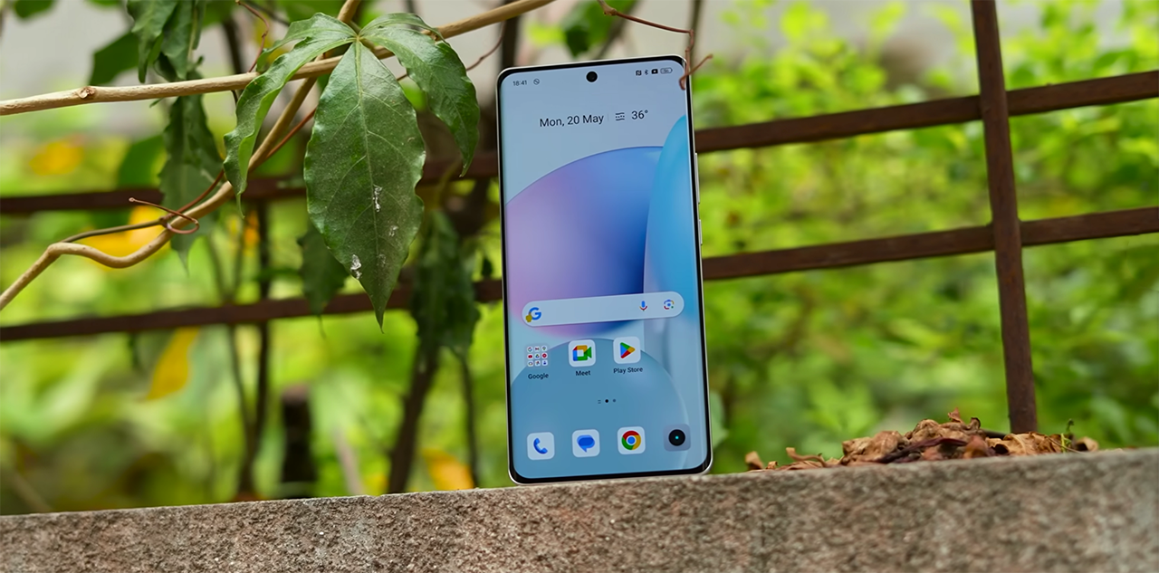 realme GT 6T được trang bị màn hình lớn cùng chất lượng hiển thị rất tốt. Nguồn: Trakin Tech.