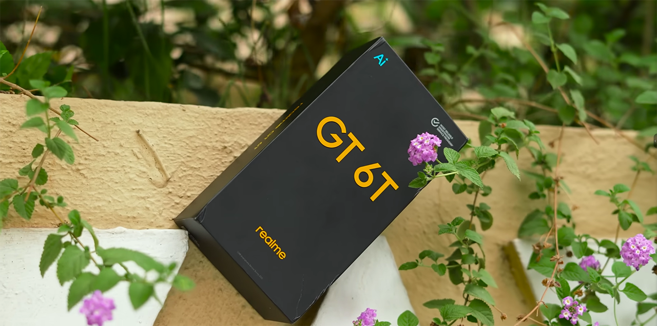 Hộp đựng realme GT 6T được thiết kế đẹp đơn giản mà không kém phần thiếu đi điểm nhấn. Nguồn: Trakin Tech.