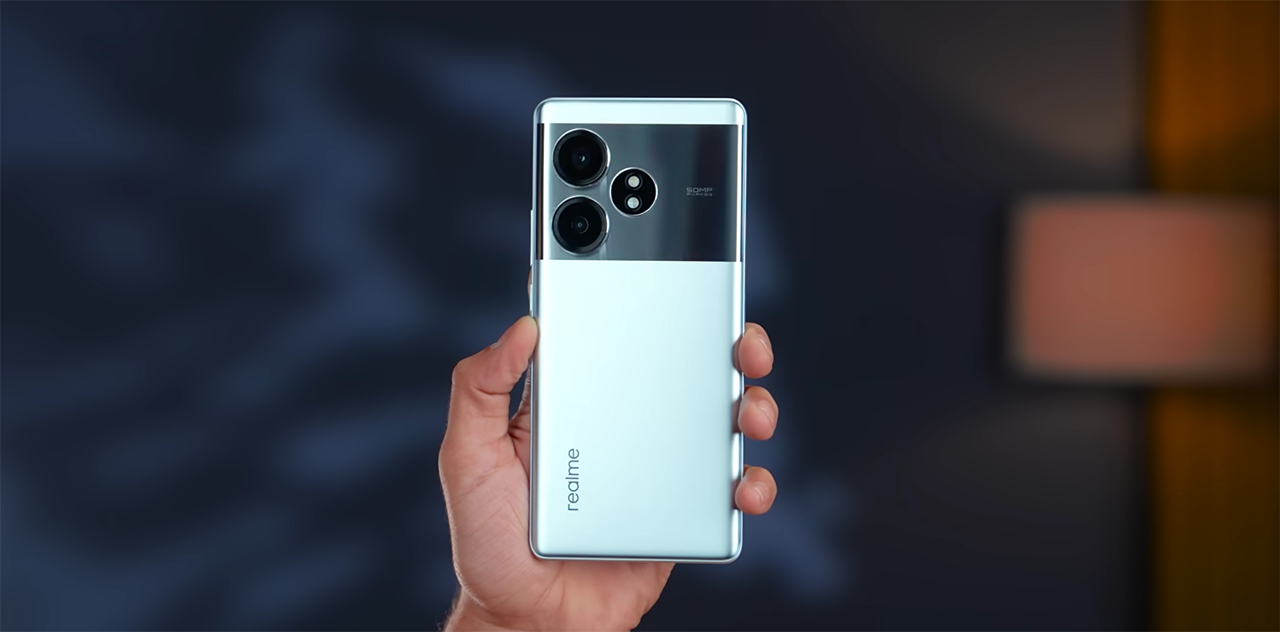 realme GT 6T còn được thiết kế gọn, nhẹ nên trải nghiệm cầm nắm sản phẩm trên tay rất thoải mái. Nguồn: Trakin Tech.