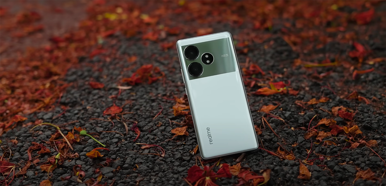 Mặt lưng realme GT 6T được làm từ kính nhám. Nguồn: Trakin Tech.