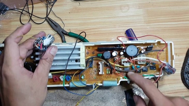 Mạch điều khiển của máy giặt bị hỏng có thể là nguyên nhân khiến máy giặt hitachi không mở được cửa