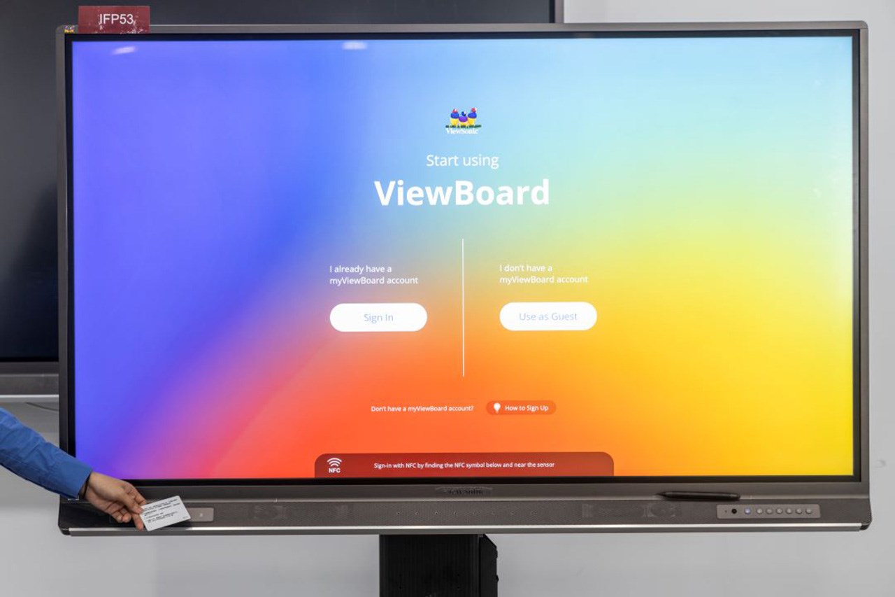 Màn hình tương tác ViewBoard có khả năng truy cập thông qua NFC và tạo điều kiện thuận lợi cho người dùng.