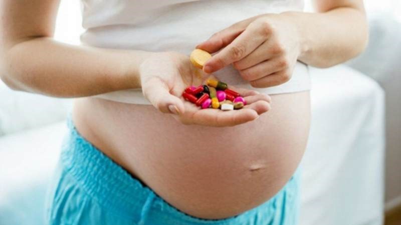 Việc uống vitamin và thực phẩm bổ sung giúp cung cấp lượng dinh dưỡng cần thiết cho bé phát triển