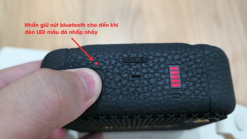 Giữ nút bluetooth cho đến khi đèn LED màu đỏ nhấp nháy