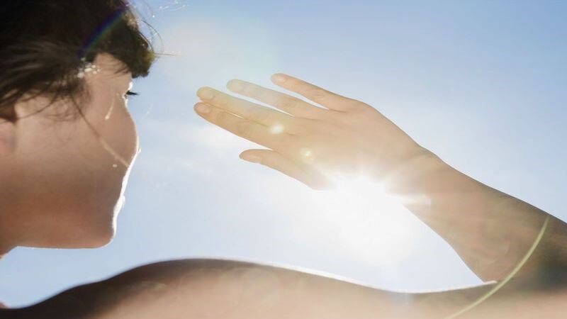 Tránh ánh sáng quá mạnh làm ảnh hưởng xấu tới mắt Tránh ánh sáng quá mạnh làm ảnh hưởng xấu tới mắt