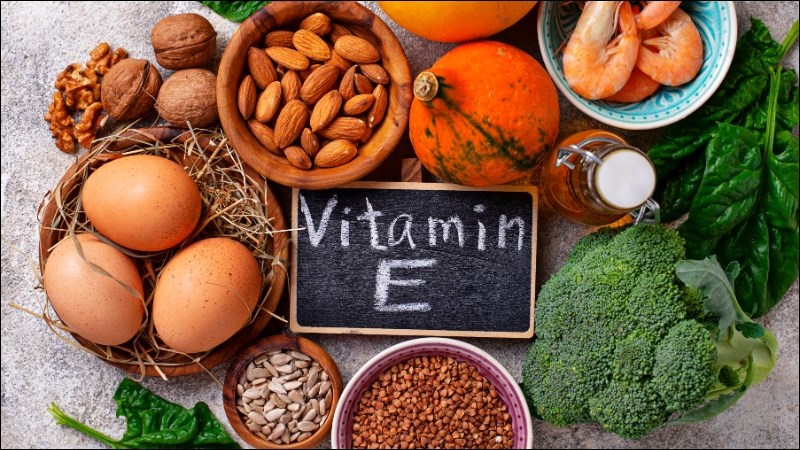 Vitamin E có thể được tìm thấy trong rau xanh, hải sản, các loại hạt