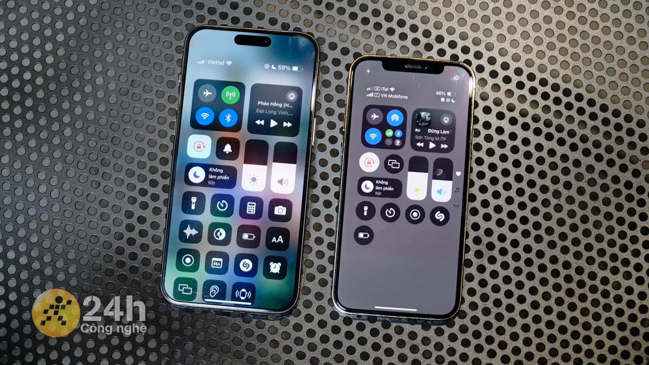 So sánh tổng quan giao diện Trung tâm Điều khiển của iOS 17 (bên trái) và iOS 18 (bên phải).