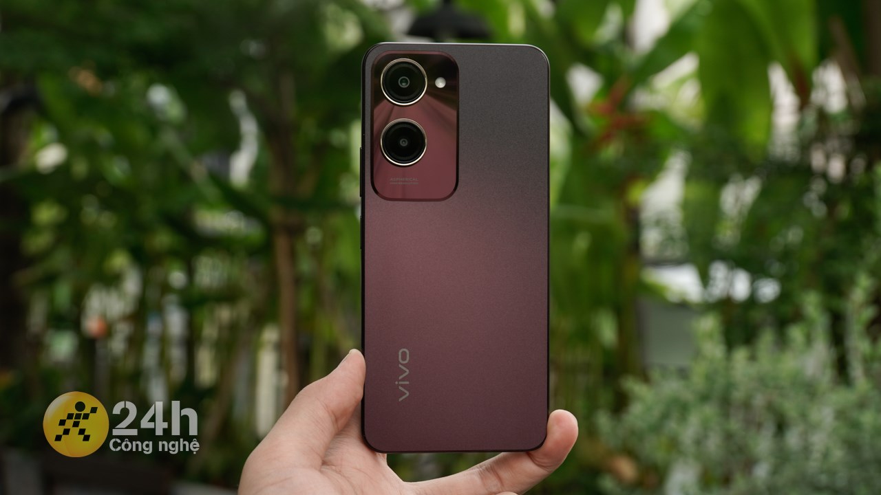 Vivo Y18 còn có kiểu dáng nhỏ gọn và nhẹ để mình cầm nắm sử dụng thoải mái. Vivo Y18 còn có kiểu dáng nhỏ gọn và nhẹ để mình cầm nắm sử dụng thoải mái.