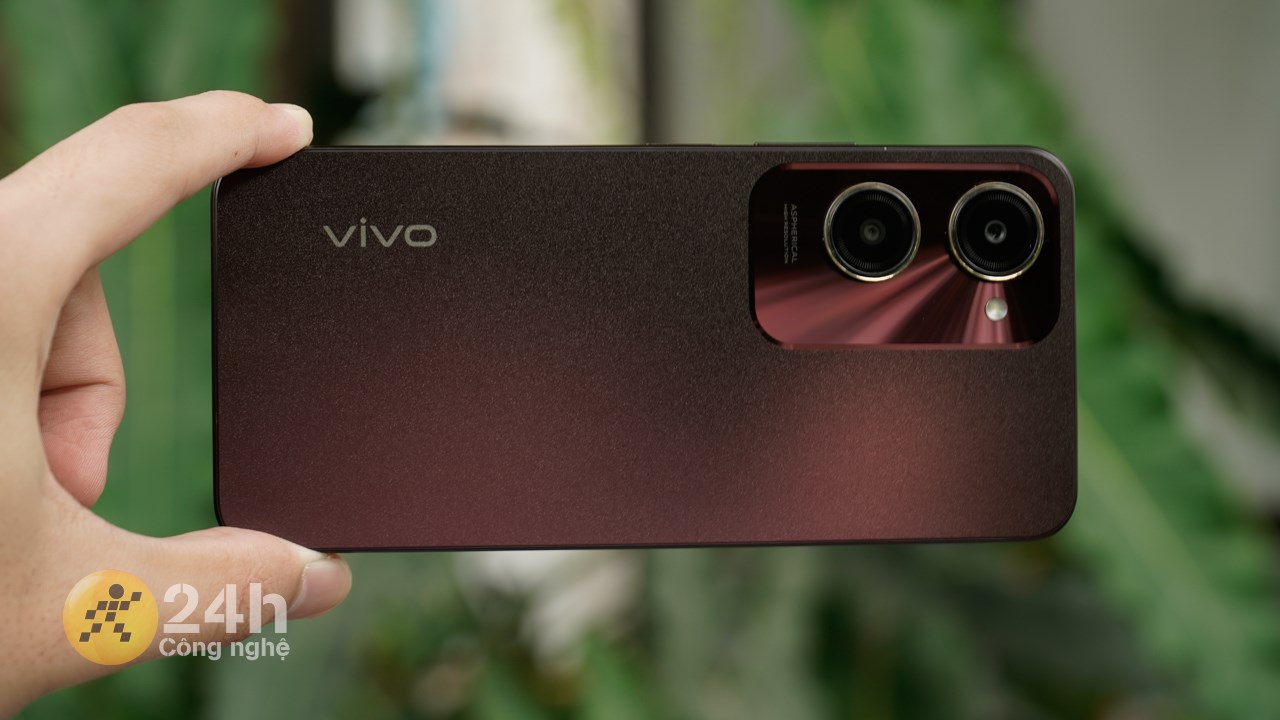 Vivo Y18 còn có mặt lưng phẳng với bề mặt được làm dạng nhám. Vivo Y18 còn có mặt lưng phẳng với bề mặt được làm dạng nhám.