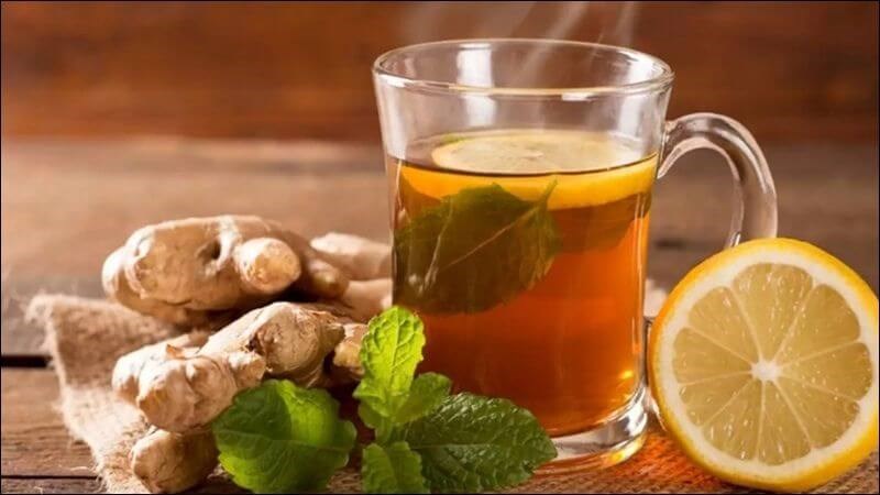 Uống một cốc trà gừng ấm có thể giúp bạn cảm thấy thoải mái và dễ chịu trong kỳ kinh nguyệt