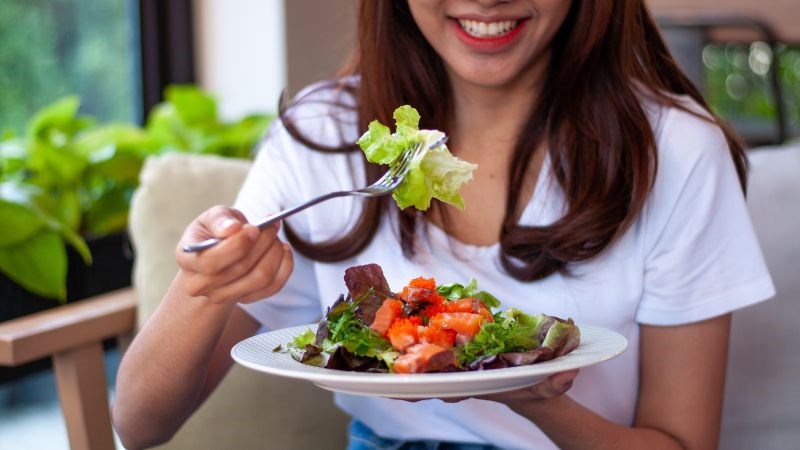 Bổ sung chất xơ vào chế độ ăn góp phần cải thiện tình trạng muốn đi tiểu thường xuyên