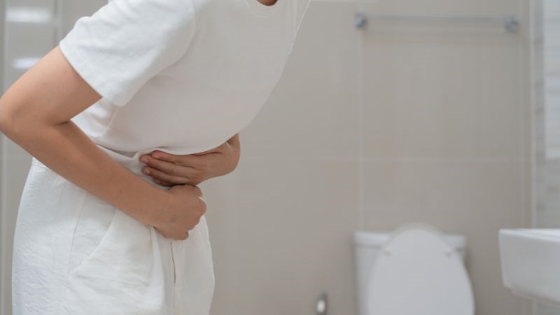 Chú ý các triệu chứng đi kèm như đau bụng dưới, buồn nôn hay máu trong nước tiểu để được điều trị kịp thời