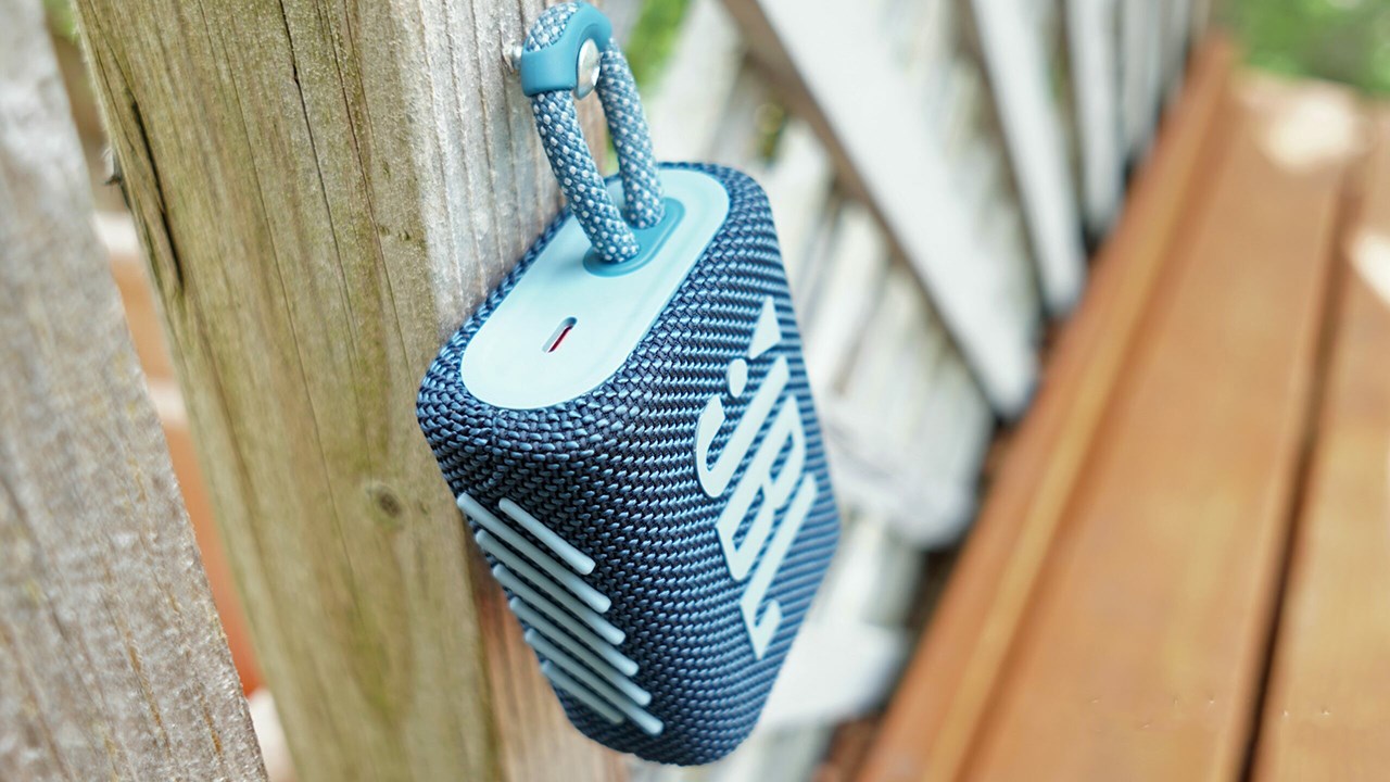 JBL Go 3 còn có dây đeo để người dùng dễ dàng treo hay cầm chắc sản phẩm trên tay. Nguồn: SoundGuys. JBL Go 3 còn có dây đeo để người dùng dễ dàng treo hay cầm chắc sản phẩm trên tay. Nguồn: SoundGuys.