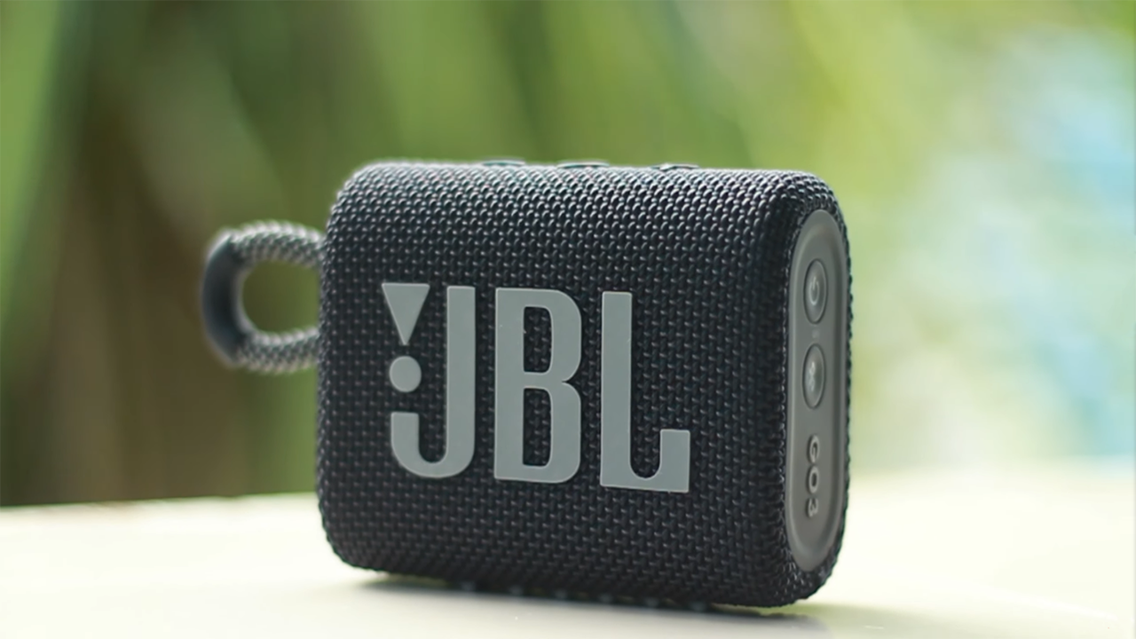 JBL Go 3 gây ấn tượng với người dùng nhờ vào thiết kế nhỏ gọn. Nguồn: Taylor Soloai. JBL Go 3 gây ấn tượng với người dùng nhờ vào thiết kế nhỏ gọn. Nguồn: Taylor Soloai.