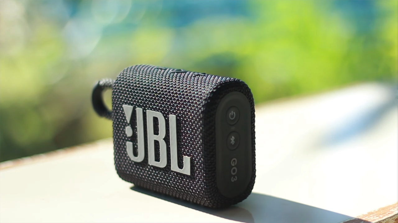 Ngoài nhỏ gọn thì JBL Go 3 còn có độ bền cao. Nguồn: Taylor Soloai. Ngoài nhỏ gọn thì JBL Go 3 còn có độ bền cao. Nguồn: Taylor Soloai.