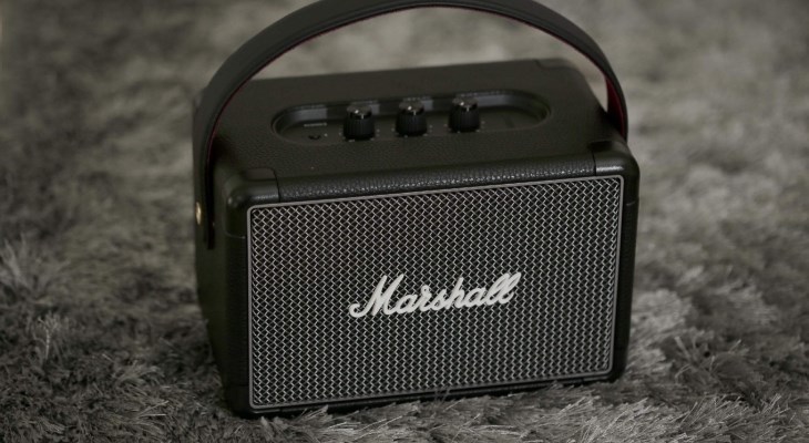 Cả 2 loa đều có thiết kế núm xoay cổ điển