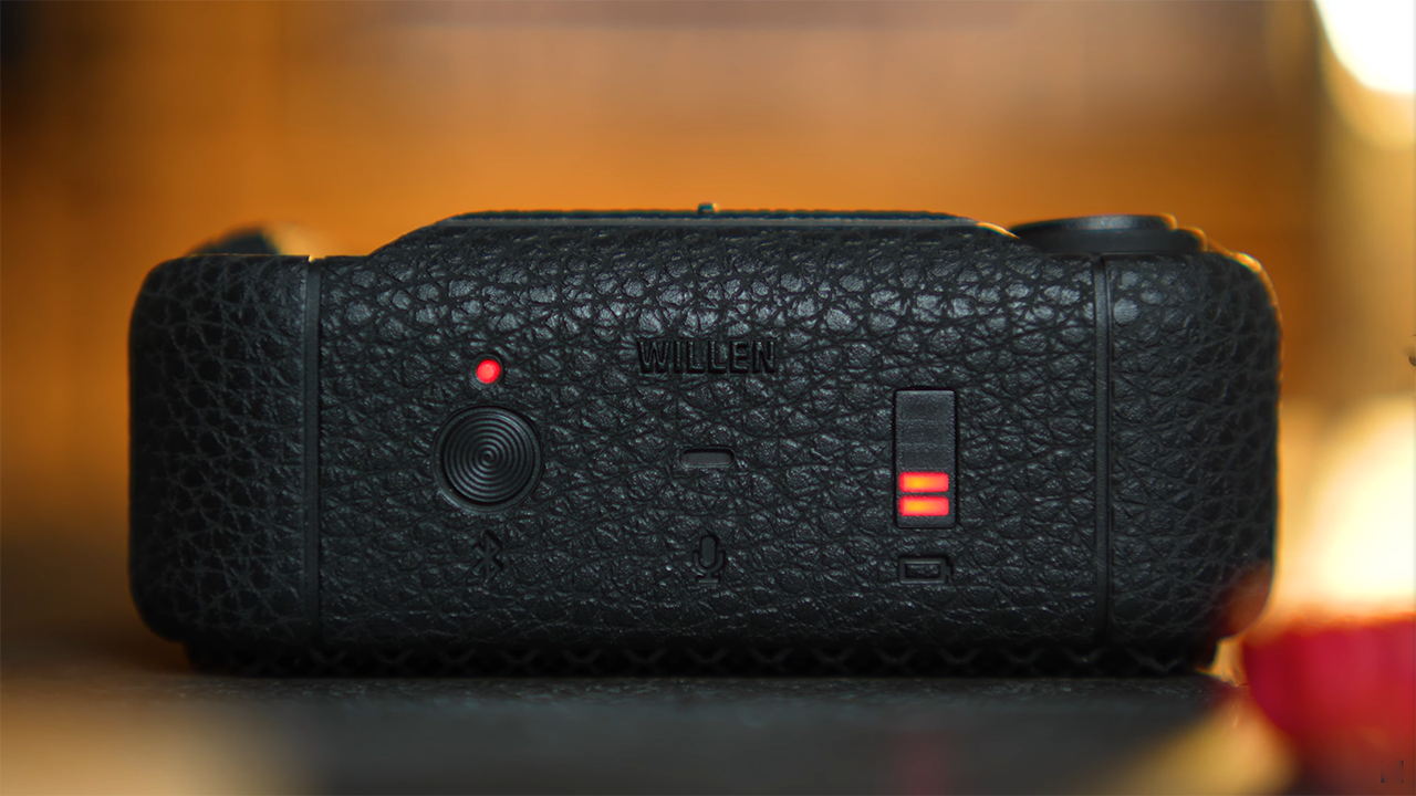 Cạnh trên Marshall Willen chứa nút nguồn, mic và đèn báo hiệu pin. Nguồn: Smart Home Sounds.