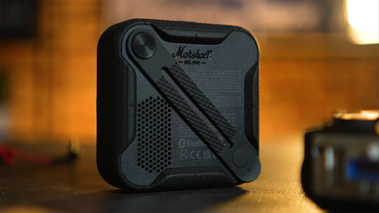 Mặt sau của Marshall Willen có thêm quai cầm. Nguồn: Smart Home Sounds.