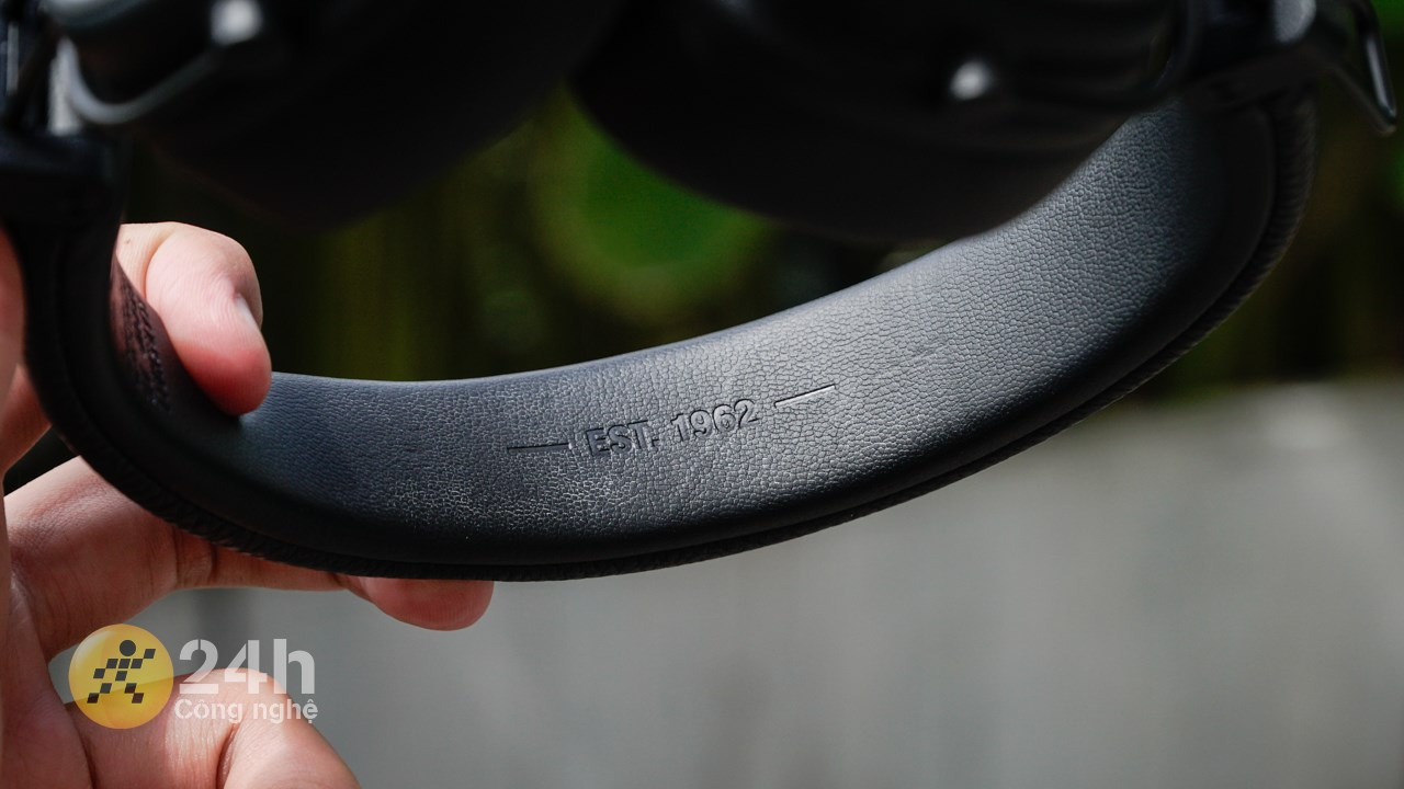 Phần headband của Marshall Major IV được làm từ kim loại và bọc thêm lớp da bên ngoài. Phần headband của Marshall Major IV được làm từ kim loại và bọc thêm lớp da bên ngoài.