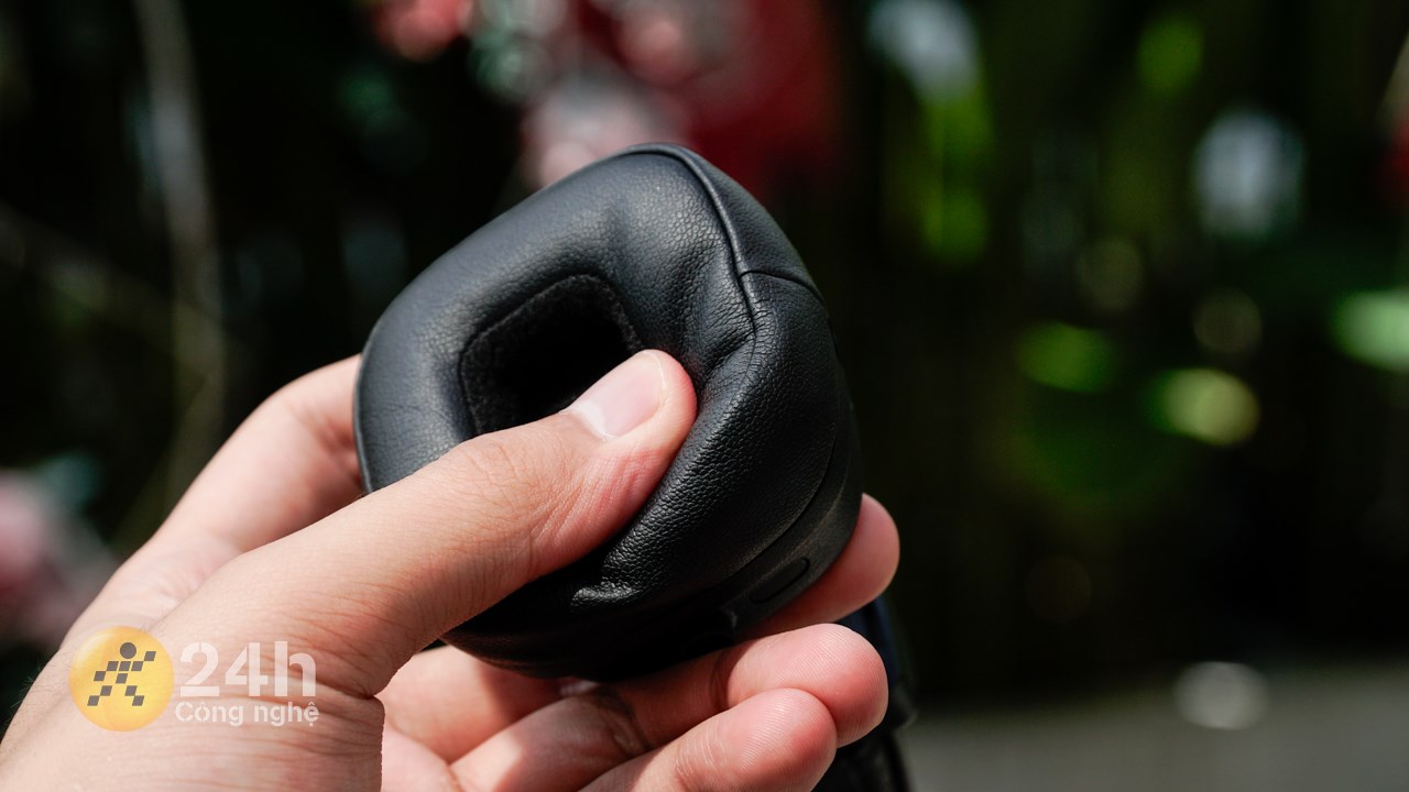 Phần tai nghe còn có thêm lớp đệm êm ái để tạo cảm giác đeo thoải mái cho người dùng. Phần tai nghe còn có thêm lớp đệm êm ái để tạo cảm giác đeo thoải mái cho người dùng.