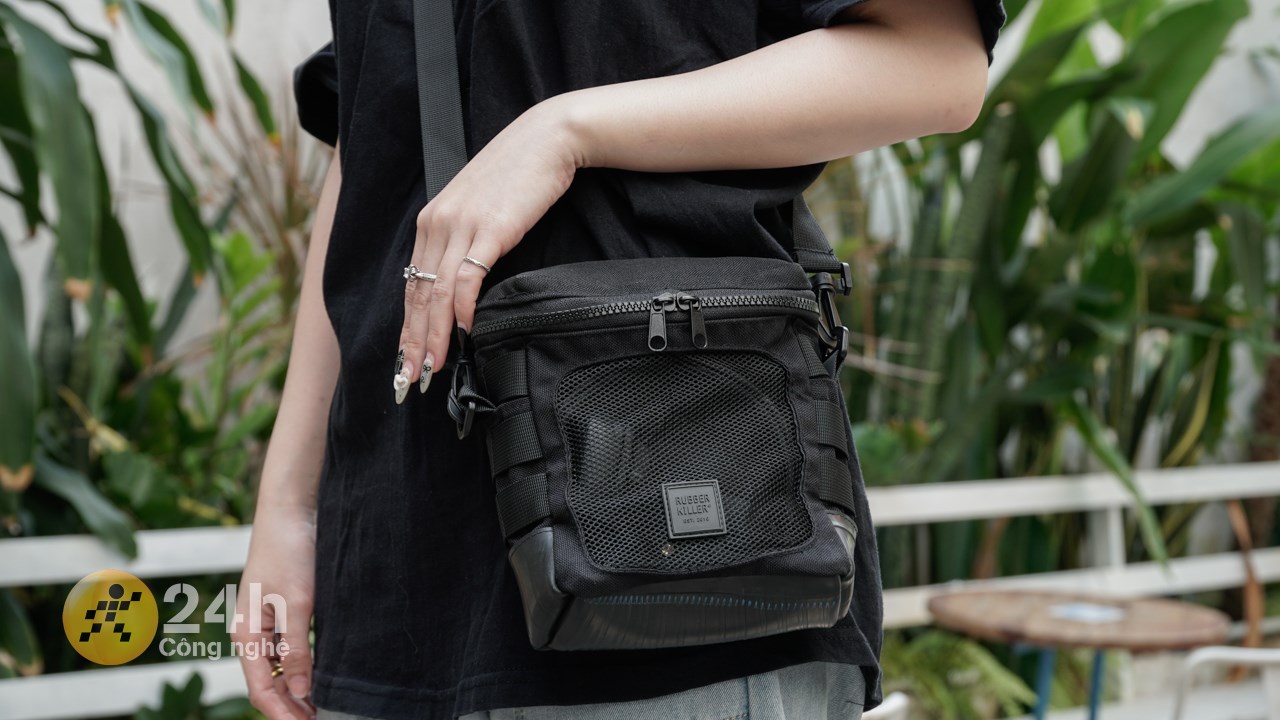 Các bạn sẽ có thêm túi đeo chéo thời trang, nhỏ gọn khi mua Marshall Major IV. Các bạn sẽ có thêm túi đeo chéo thời trang, nhỏ gọn khi mua Marshall Major IV.