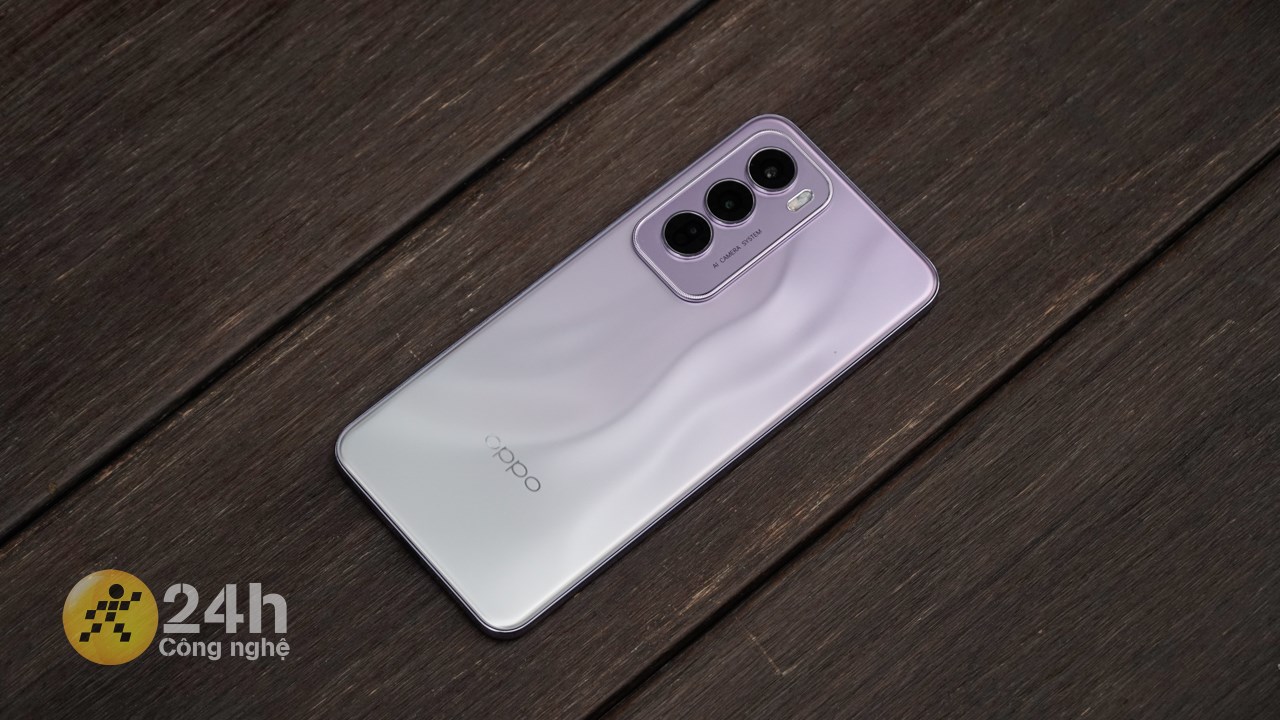 Mặt lưng OPPO Reno12 Pro được làm từ kính với những đường uốn lượn đẹp mắt.