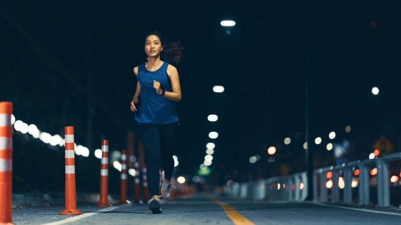 Tập thể dục nhẹ như đi bộ, yoga,... giúp cơ thể tỉnh táo hơn sau khi tiêu thụ rượu bia