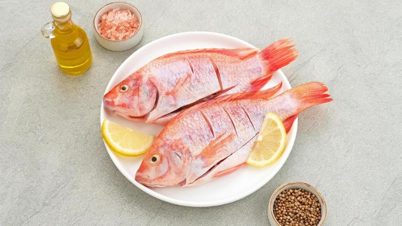 Bạn có thể dùng muối, chanh, giấm, rượu trắng để ướp và bảo quản cá tươi