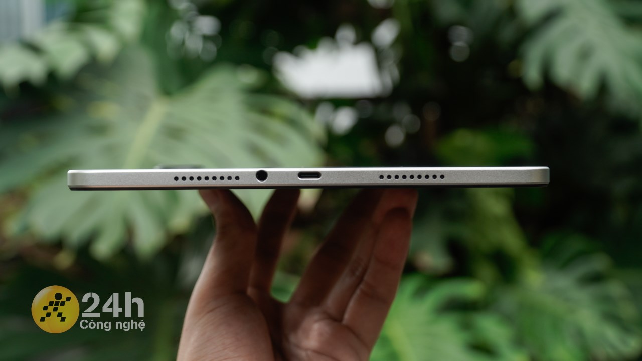 Cạnh đáy Redmi Pad Pro chứa dải loa kép, cổng cắm tai nghe chuẩn 3.5 mm và cổng sạc USB-C Cạnh đáy Redmi Pad Pro chứa dải loa kép, cổng cắm tai nghe chuẩn 3.5 mm và cổng sạc USB-C