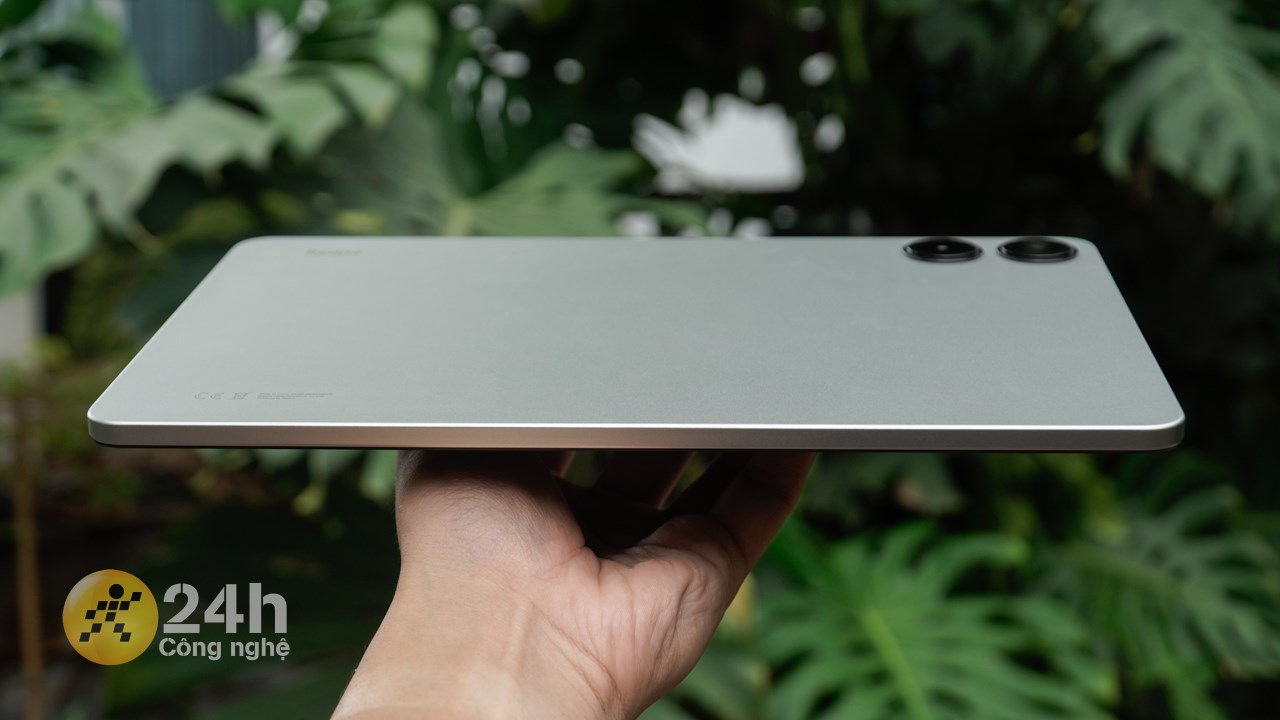 Cạnh trái Redmi Pad Pro không chứa gì cả. Cạnh trái Redmi Pad Pro không chứa gì cả.