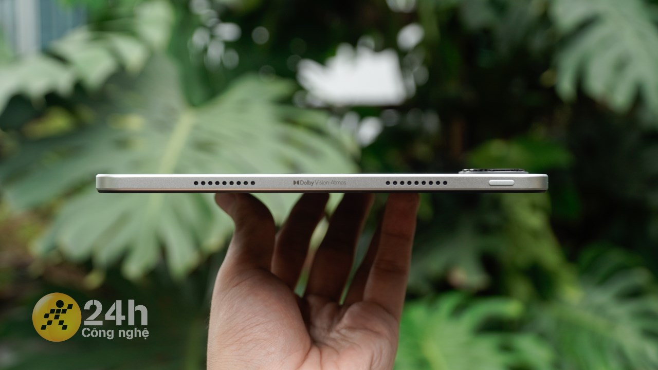 Cạnh trên Redmi Pad Pro chứa dải loa kép và nút nguồn kiêm cảm biến vân tay. Cạnh trên Redmi Pad Pro chứa dải loa kép và nút nguồn kiêm cảm biến vân tay.