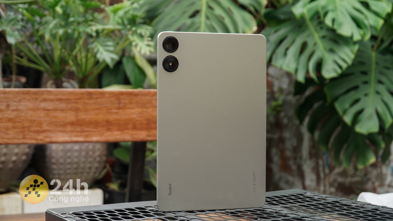 Redmi Pad Pro sở hữu kích thước, cân nặng tuy lớn nhưng vẫn rất gọn gàng. Redmi Pad Pro sở hữu kích thước, cân nặng tuy lớn nhưng vẫn rất gọn gàng.