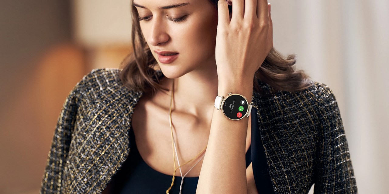 Huawei Watch GT 4 Xanh Hoa Lá có kích thước rất nhỏ gọn khi đeo trên cổ tay Huawei Watch GT 4 Xanh Hoa Lá có kích thước rất nhỏ gọn khi đeo trên cổ tay