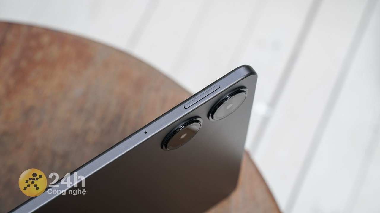 Cạnh phải của POCO Pad chứa mic và cụm phím tăng giảm âm lượng.