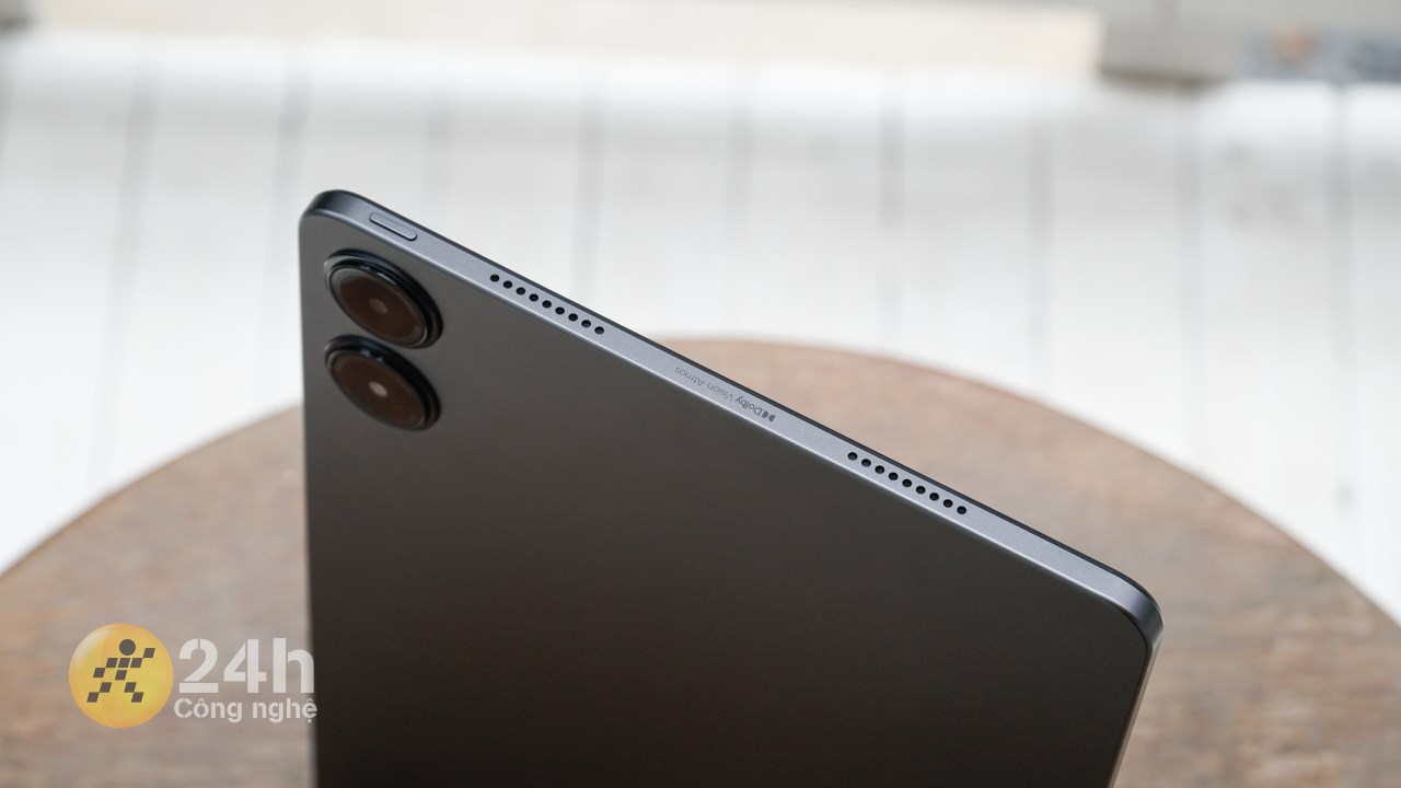 Cạnh trên POCO Pad chứa cụm loa kép và nút nguồn kiêm cảm biến vân tay.