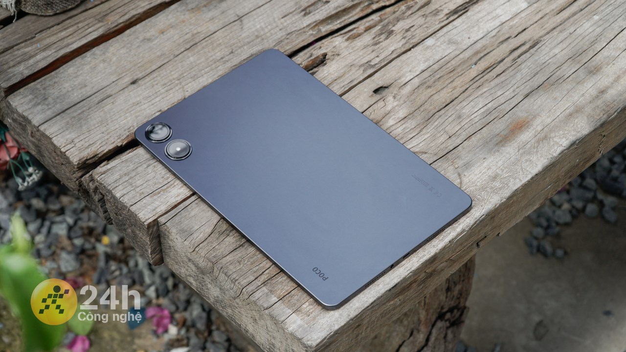 Mặt lưng tối giản và nổi bật với cụm camera nổi khỏi mặt lưng.