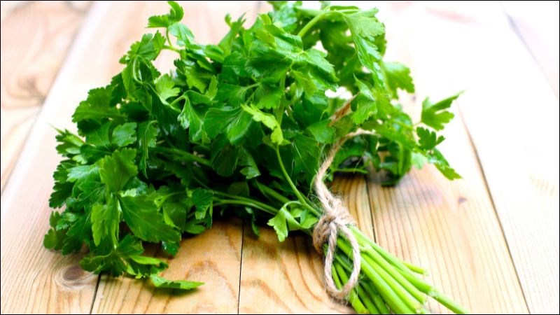 Rau m&ugrave;i t&acirc;y l&agrave;m điều h&ograve;a chu kỳ kinh nguyệt v&agrave; giảm đau bụng kinh