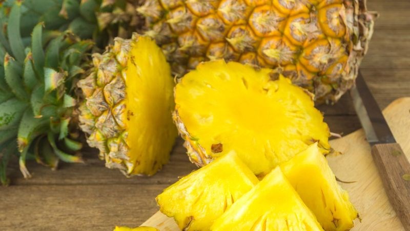 Dứa gi&uacute;p bong tr&oacute;c lớp ni&ecirc;m mạc th&agrave;nh tử cung trong chu kỳ kinh nguyệt dễ d&agrave;ng hơn