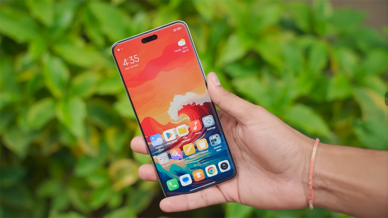 Thiết bị được trang bị màn hình bo cong đều 4 cạnh cùng chất lượng hiển thị tốt. Nguồn: Tech Burner.