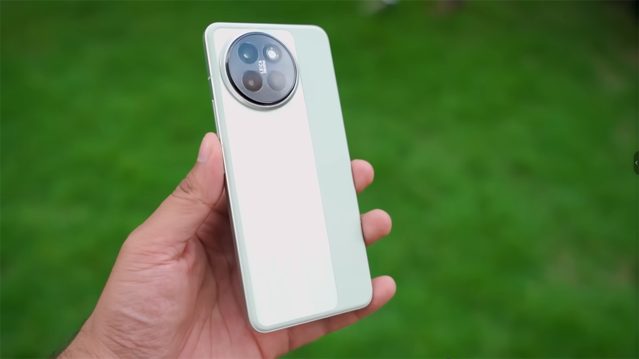 Xiaomi 14 CIVI được thiết kế theo dạng bo cong mềm mại để mang lại trải nghiệm cầm nắm tốt. Nguồn: Tech Burner.