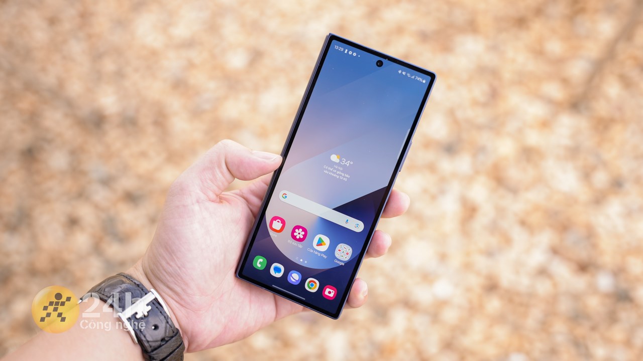 Thiết kế vuông vức của Galaxy Z Fold6 khiến mình có cảm giác cầm nắm máy hơi cấn nhẹ.